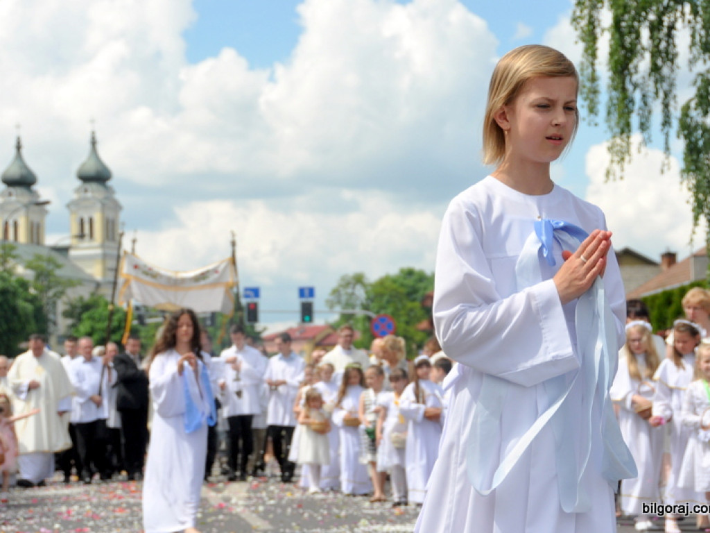 Boże Ciało: Procesje eucharystyczne na ulicach miast (FOTO, VIDEO)