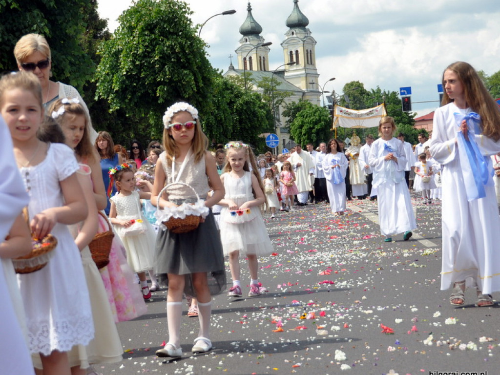 Boże Ciało: Procesje eucharystyczne na ulicach miast (FOTO, VIDEO)