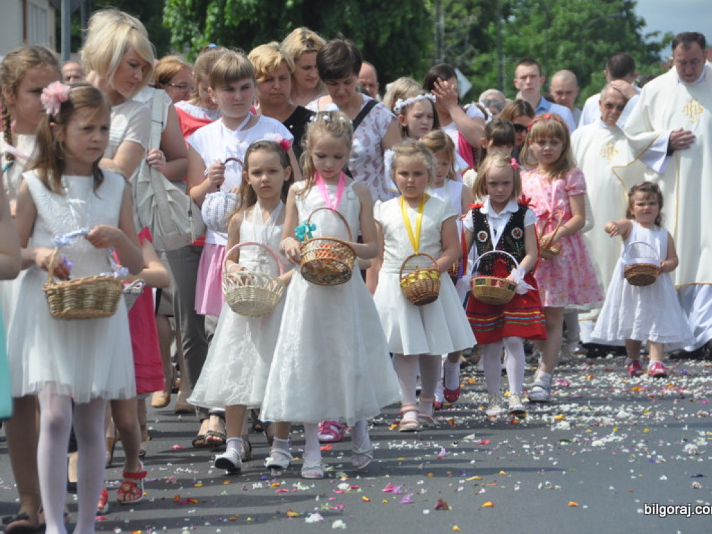 Boże Ciało: Procesje eucharystyczne na ulicach miast (FOTO, VIDEO)