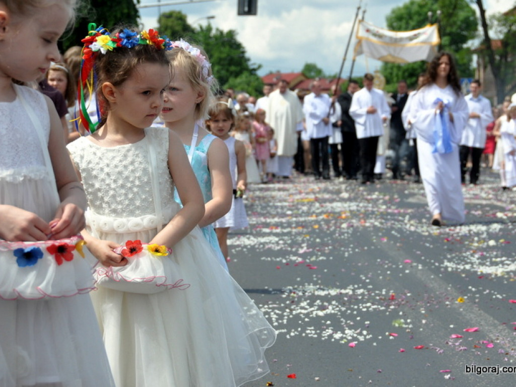 Boże Ciało: Procesje eucharystyczne na ulicach miast (FOTO, VIDEO)