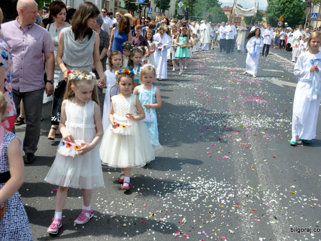 Boże Ciało: Procesje eucharystyczne na ulicach miast (FOTO, VIDEO)