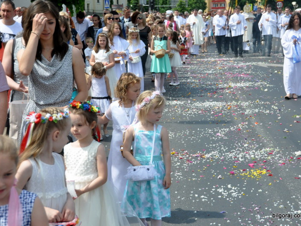 Boże Ciało: Procesje eucharystyczne na ulicach miast (FOTO, VIDEO)