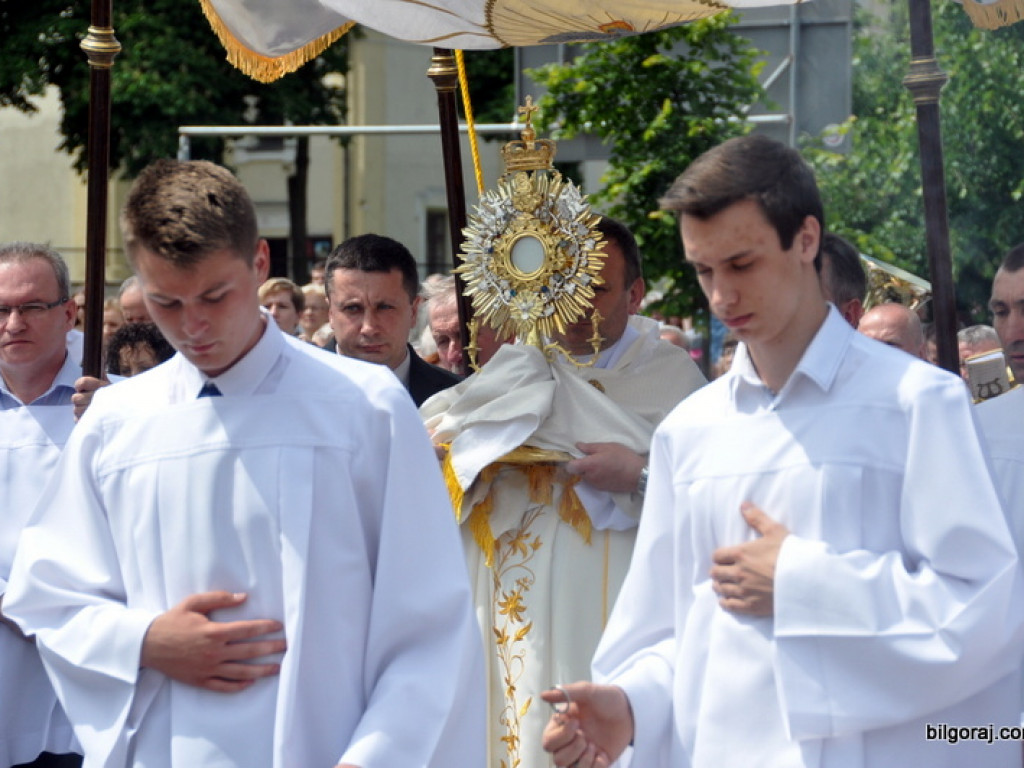 Boże Ciało: Procesje eucharystyczne na ulicach miast (FOTO, VIDEO)