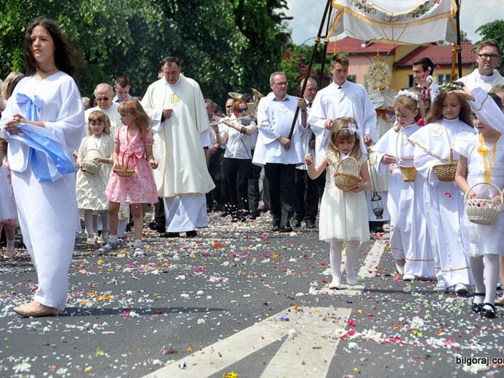 Boże Ciało: Procesje eucharystyczne na ulicach miast (FOTO, VIDEO)