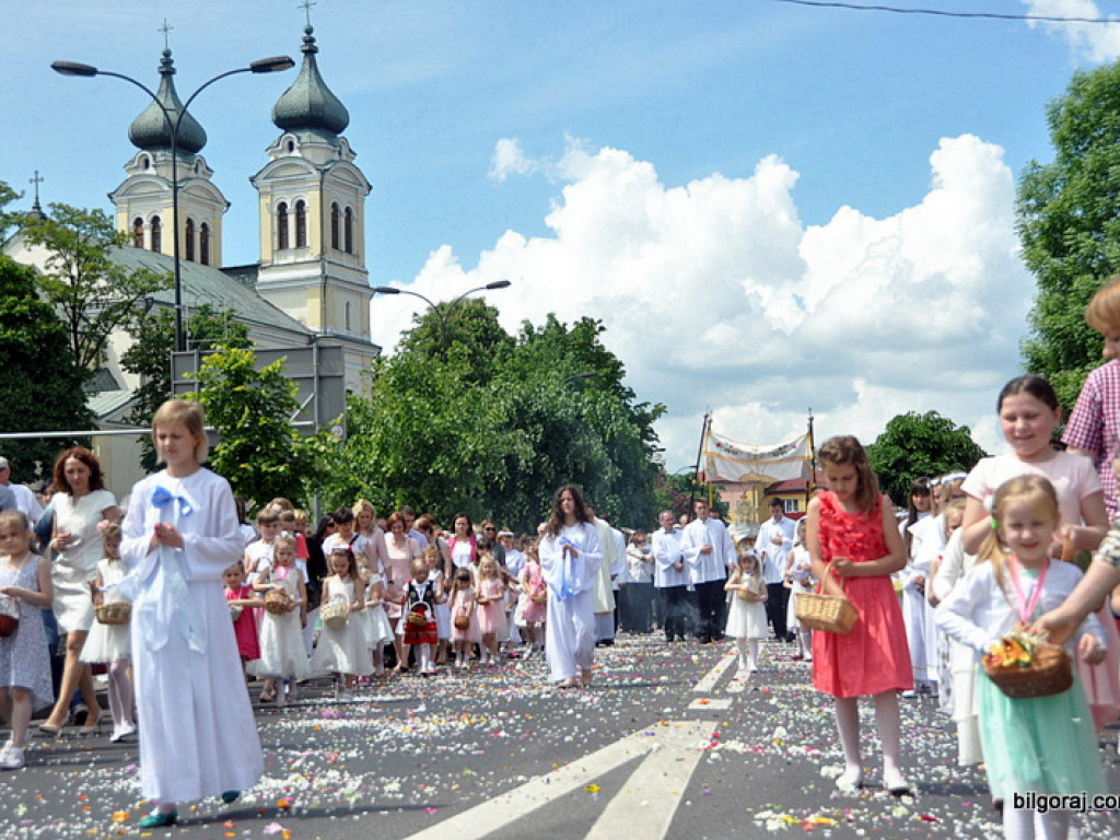 Boże Ciało: Procesje eucharystyczne na ulicach miast (FOTO, VIDEO)