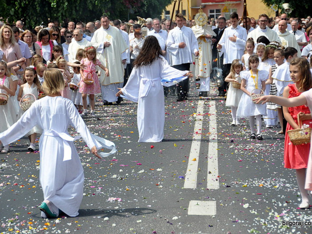 Boże Ciało: Procesje eucharystyczne na ulicach miast (FOTO, VIDEO)