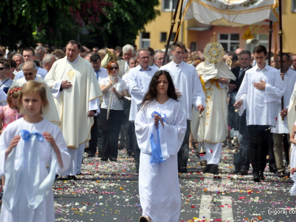 Boże Ciało: Procesje eucharystyczne na ulicach miast (FOTO, VIDEO)