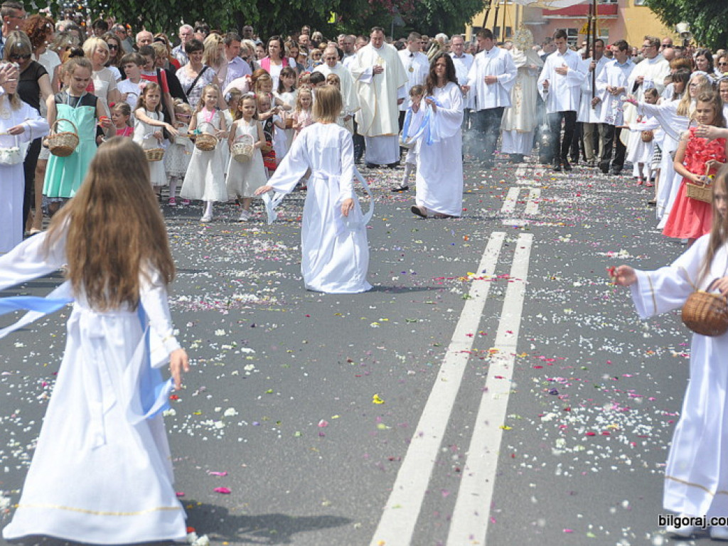 Boże Ciało: Procesje eucharystyczne na ulicach miast (FOTO, VIDEO)