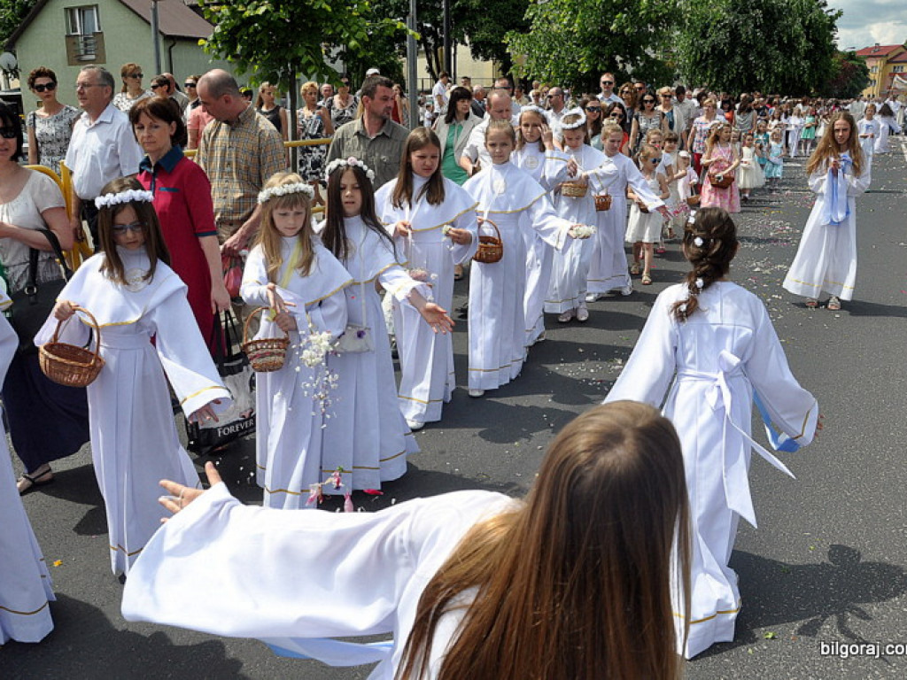 Boże Ciało: Procesje eucharystyczne na ulicach miast (FOTO, VIDEO)