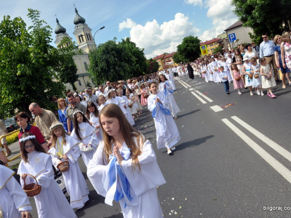 Boże Ciało: Procesje eucharystyczne na ulicach miast (FOTO, VIDEO)