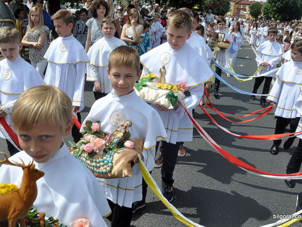Boże Ciało: Procesje eucharystyczne na ulicach miast (FOTO, VIDEO)