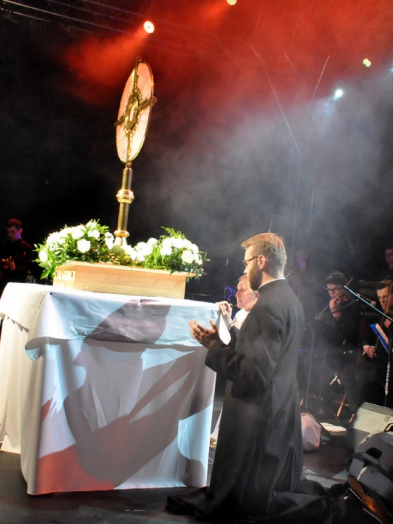 Wieczór Uwielbienia na podsumowanie Uroczystości Bożego Ciała (FOTO, VIDEO)