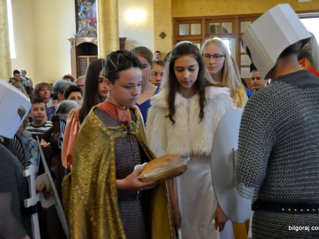 Niezwykłe przedstawienie młodzieży z KSM na 1050. rocznicę chrztu Polski (FOTO)