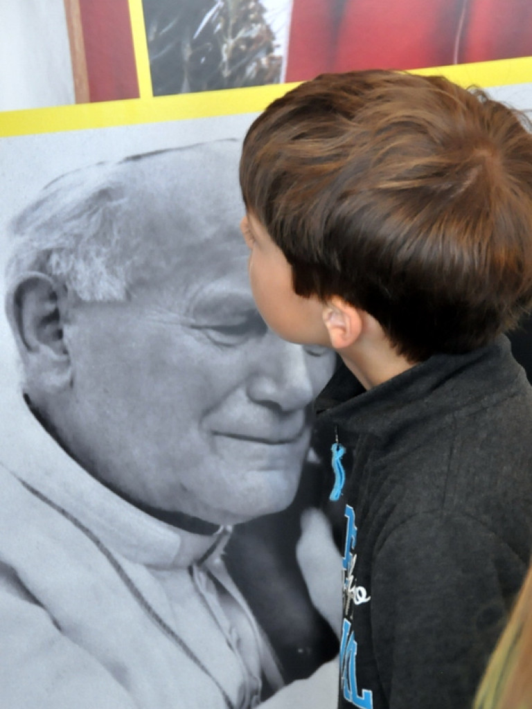 Mobilne Muzeum poświęcone św. Janowi Pawłowi II i św. Faustynie w Biłgoraju (FOTO)