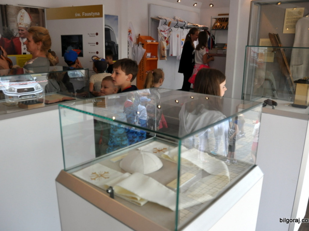 Mobilne Muzeum poświęcone św. Janowi Pawłowi II i św. Faustynie w Biłgoraju (FOTO)