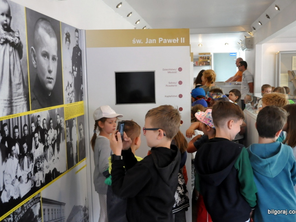 Mobilne Muzeum poświęcone św. Janowi Pawłowi II i św. Faustynie w Biłgoraju (FOTO)