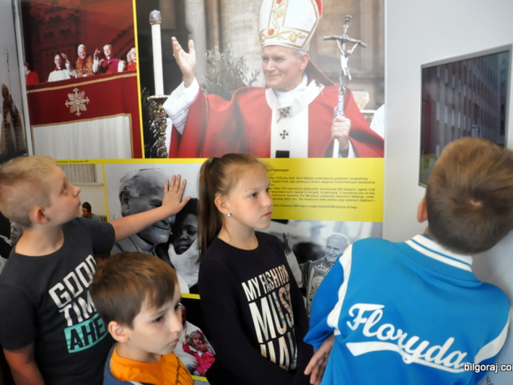 Mobilne Muzeum poświęcone św. Janowi Pawłowi II i św. Faustynie w Biłgoraju (FOTO)