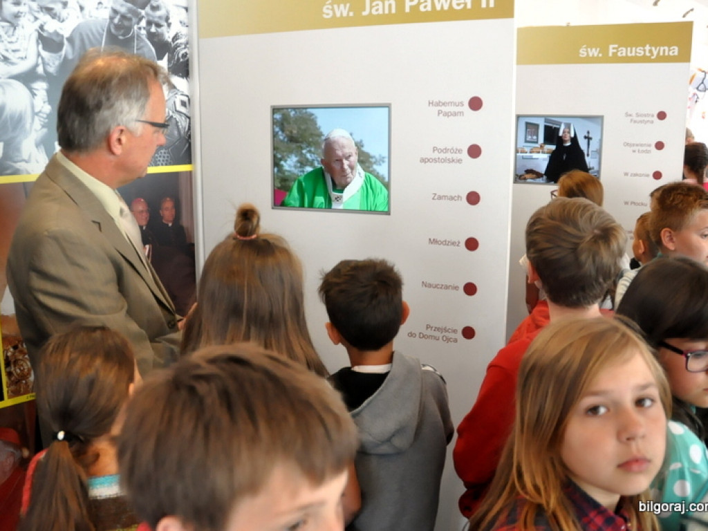 Mobilne Muzeum poświęcone św. Janowi Pawłowi II i św. Faustynie w Biłgoraju (FOTO)