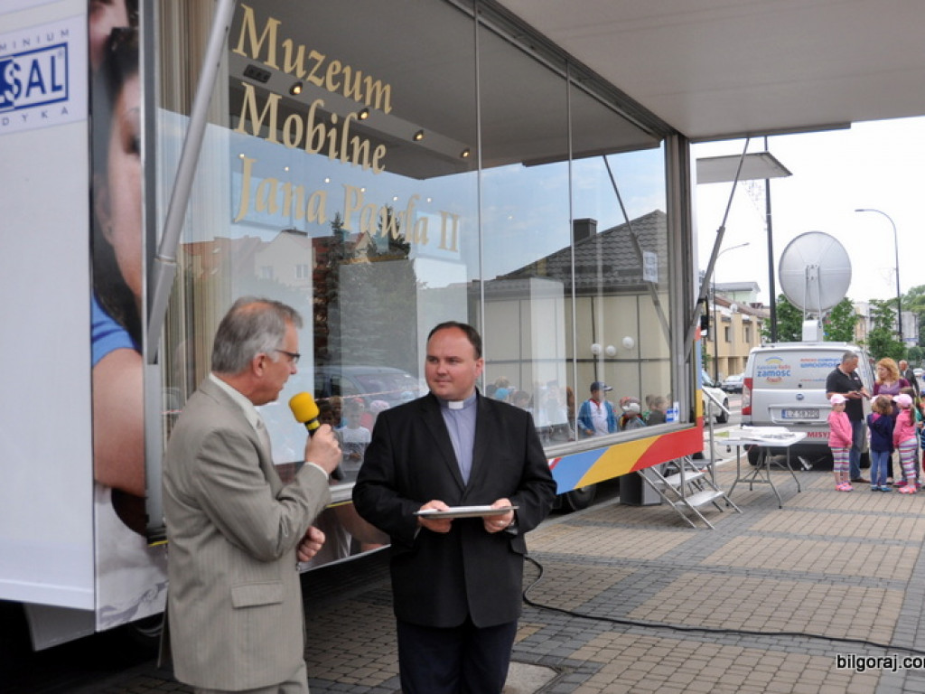 Mobilne Muzeum poświęcone św. Janowi Pawłowi II i św. Faustynie w Biłgoraju (FOTO)