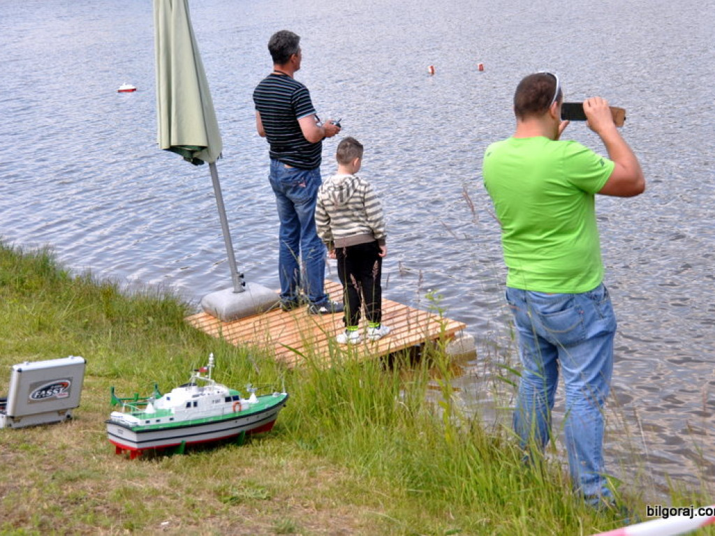 Zawody modeli pływających na biłgorajskim Zalewie (FOTO)