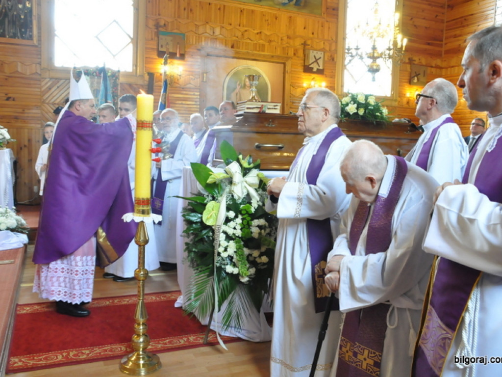 Pogrzeb ks. kanonika Zdzisława Leśnowolskiego (FOTO)