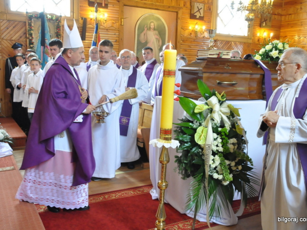 Pogrzeb ks. kanonika Zdzisława Leśnowolskiego (FOTO)