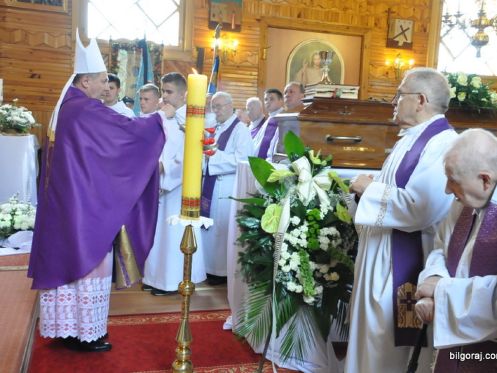 Pogrzeb ks. kanonika Zdzisława Leśnowolskiego (FOTO)