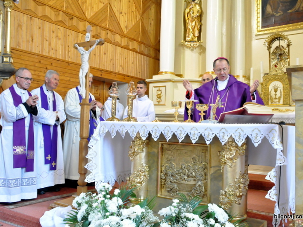 Pogrzeb ks. kanonika Zdzisława Leśnowolskiego (FOTO)