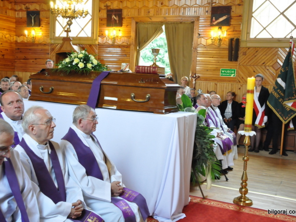 Pogrzeb ks. kanonika Zdzisława Leśnowolskiego (FOTO)