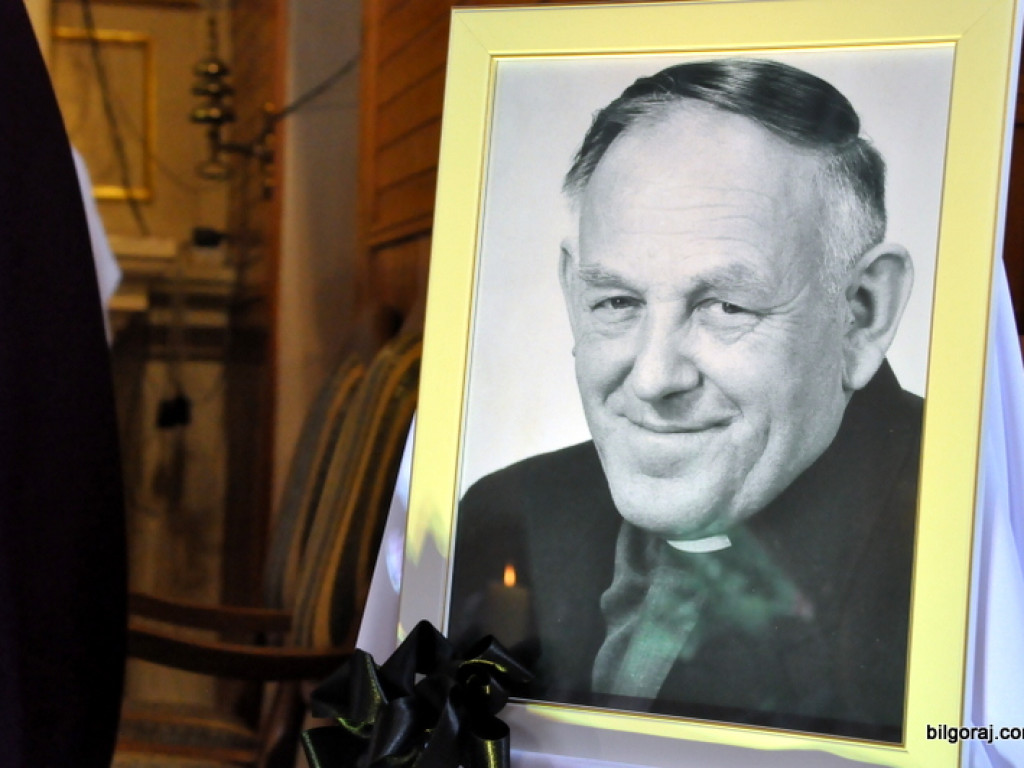 Pogrzeb ks. kanonika Zdzisława Leśnowolskiego (FOTO)