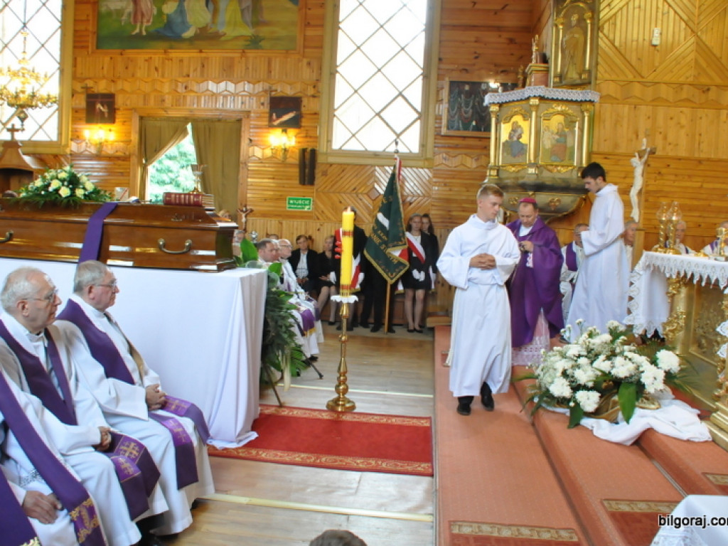 Pogrzeb ks. kanonika Zdzisława Leśnowolskiego (FOTO)