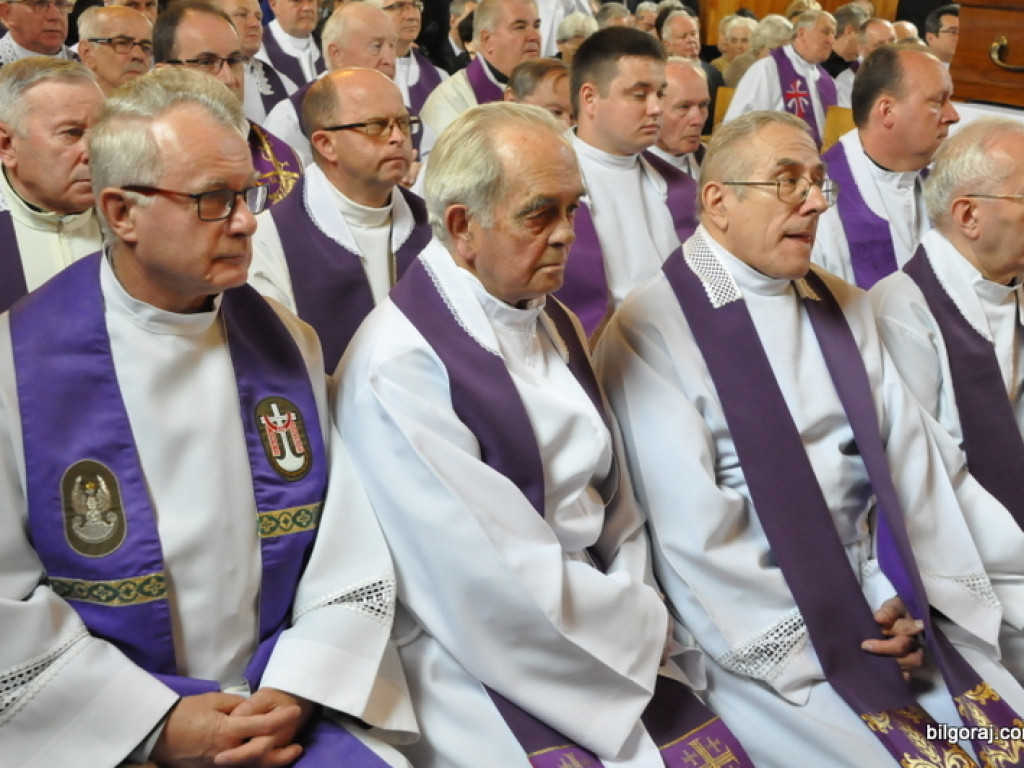 Pogrzeb ks. kanonika Zdzisława Leśnowolskiego (FOTO)