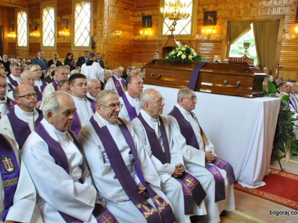 Pogrzeb ks. kanonika Zdzisława Leśnowolskiego (FOTO)