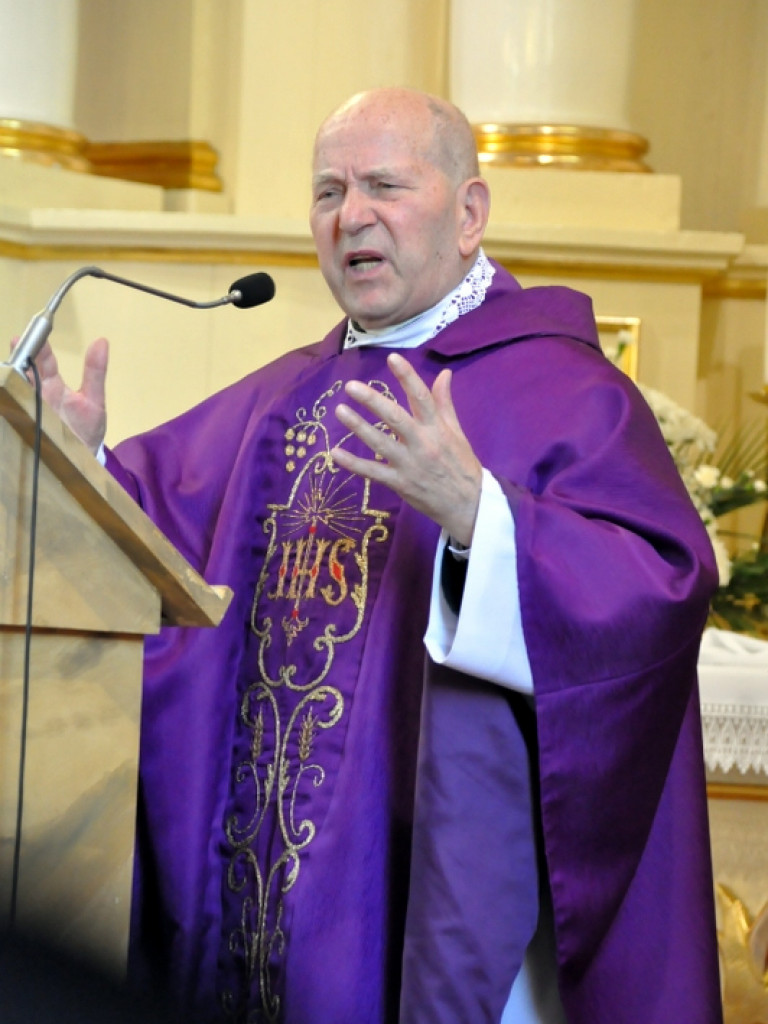 Pogrzeb ks. kanonika Zdzisława Leśnowolskiego (FOTO)