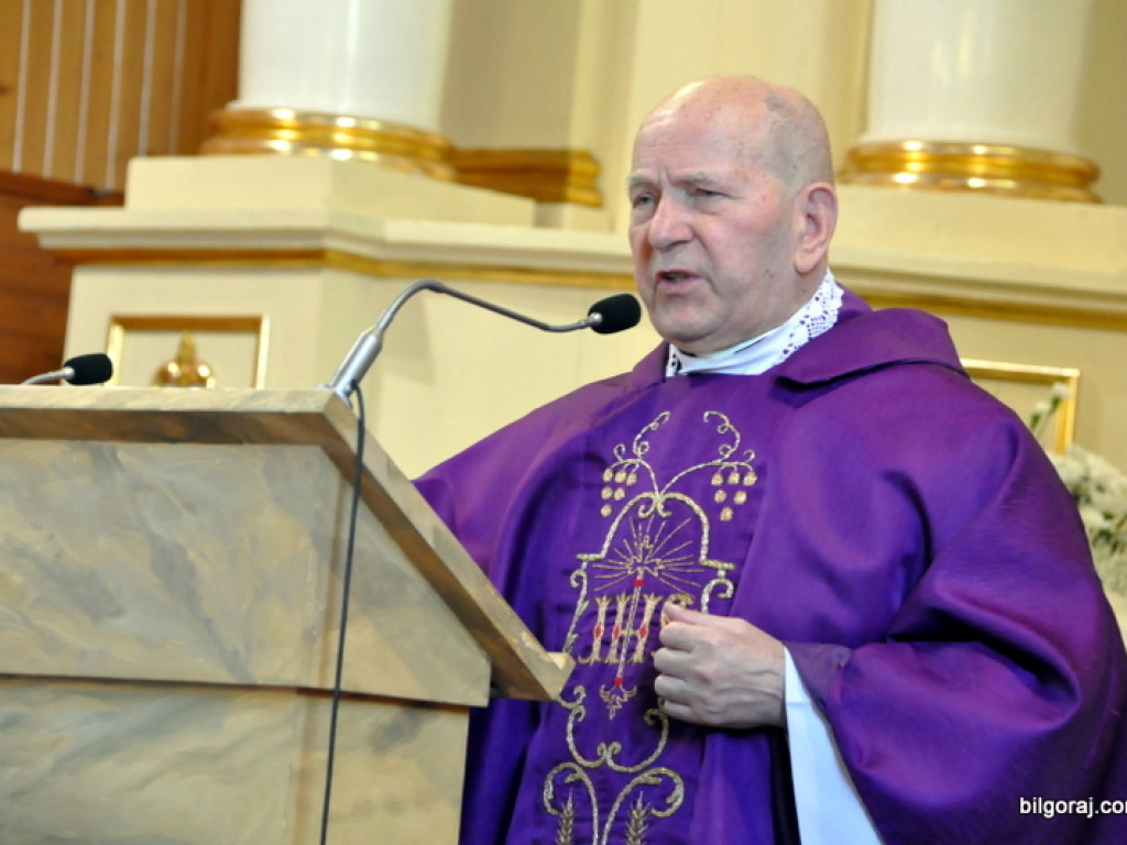 Pogrzeb ks. kanonika Zdzisława Leśnowolskiego (FOTO)