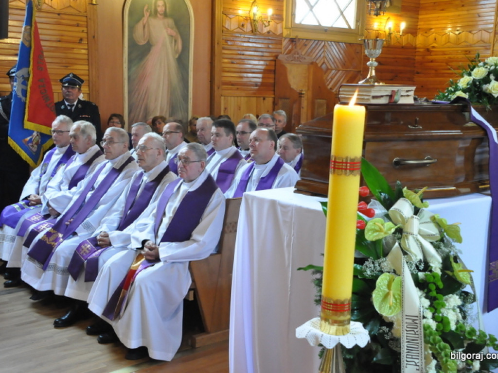 Pogrzeb ks. kanonika Zdzisława Leśnowolskiego (FOTO)