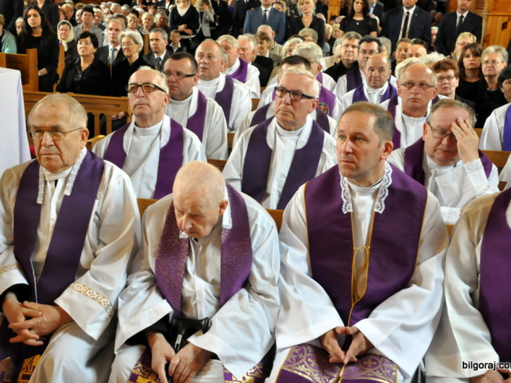 Pogrzeb ks. kanonika Zdzisława Leśnowolskiego (FOTO)