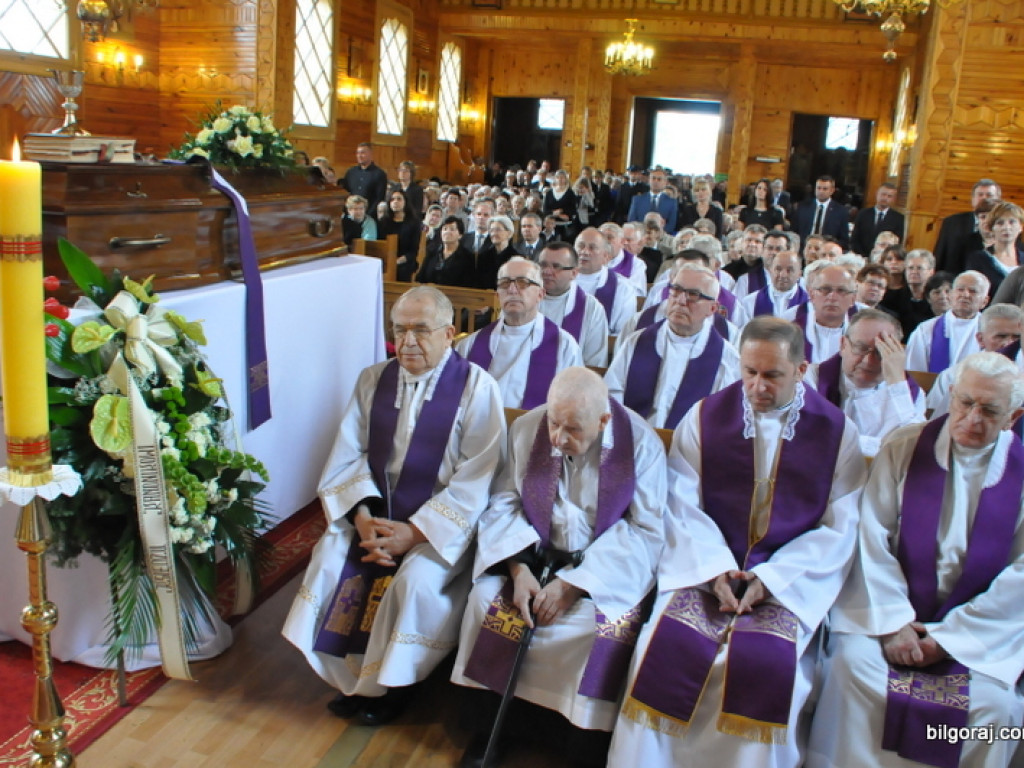 Pogrzeb ks. kanonika Zdzisława Leśnowolskiego (FOTO)