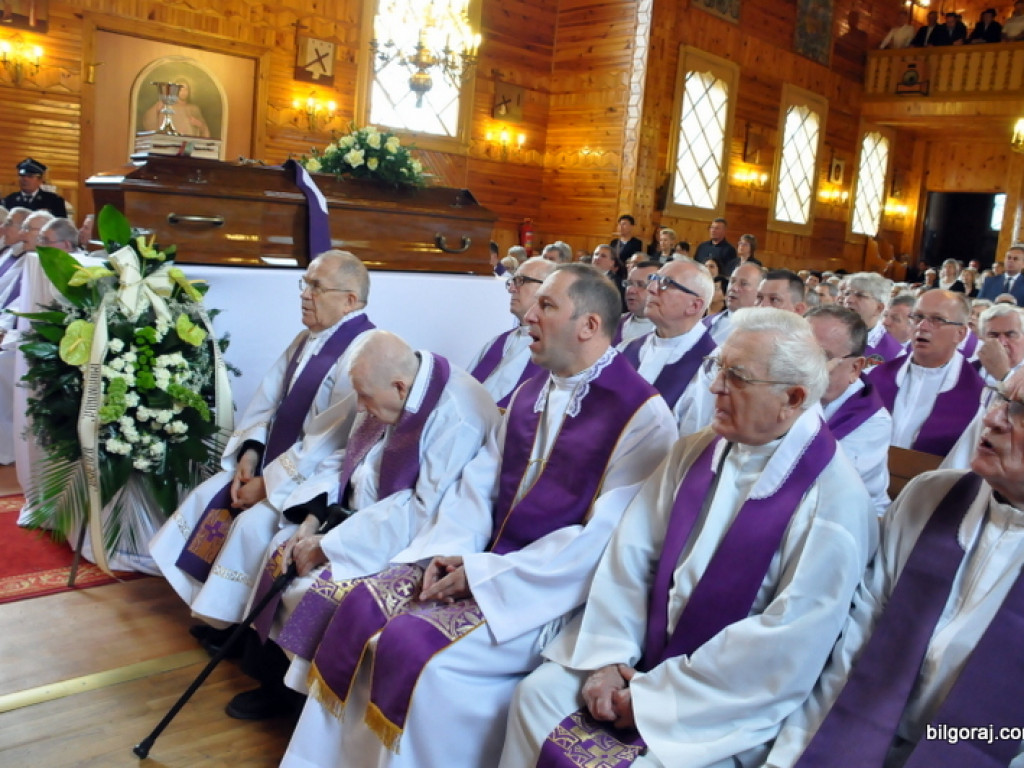 Pogrzeb ks. kanonika Zdzisława Leśnowolskiego (FOTO)