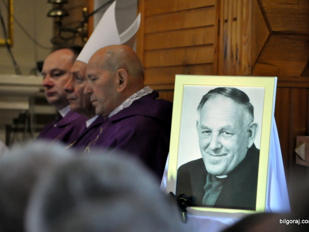 Pogrzeb ks. kanonika Zdzisława Leśnowolskiego (FOTO)