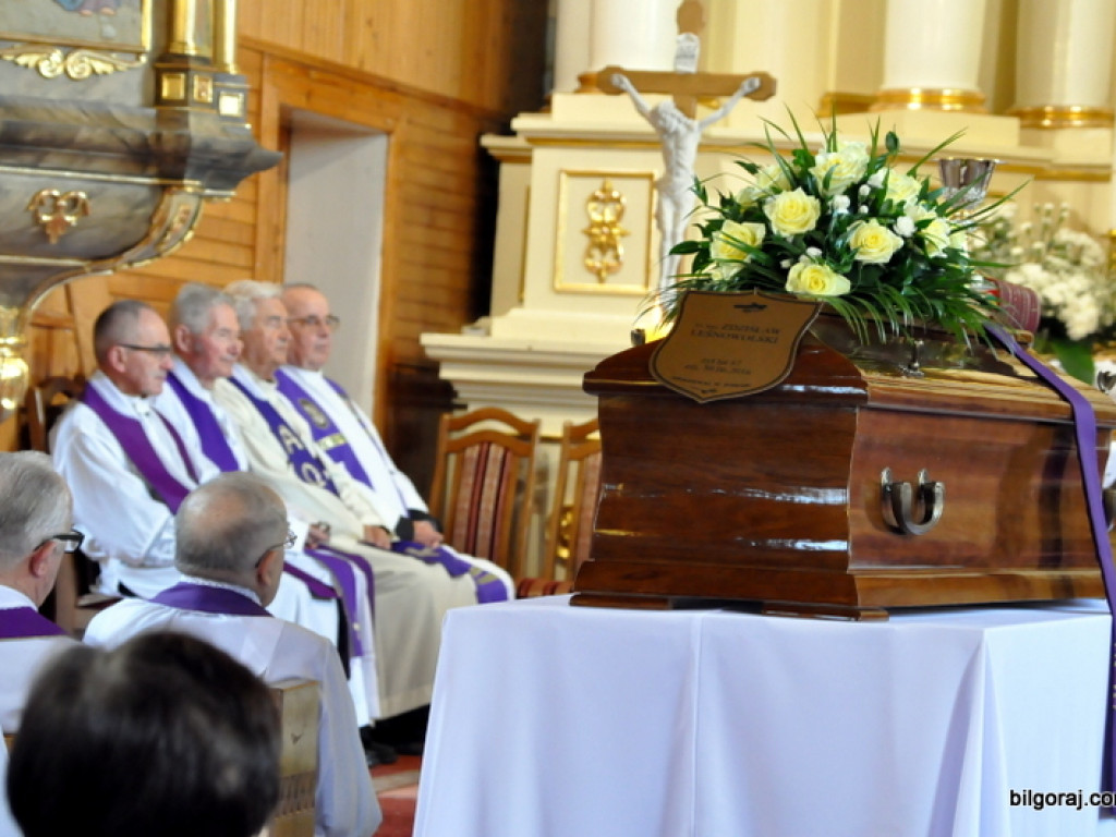 Pogrzeb ks. kanonika Zdzisława Leśnowolskiego (FOTO)