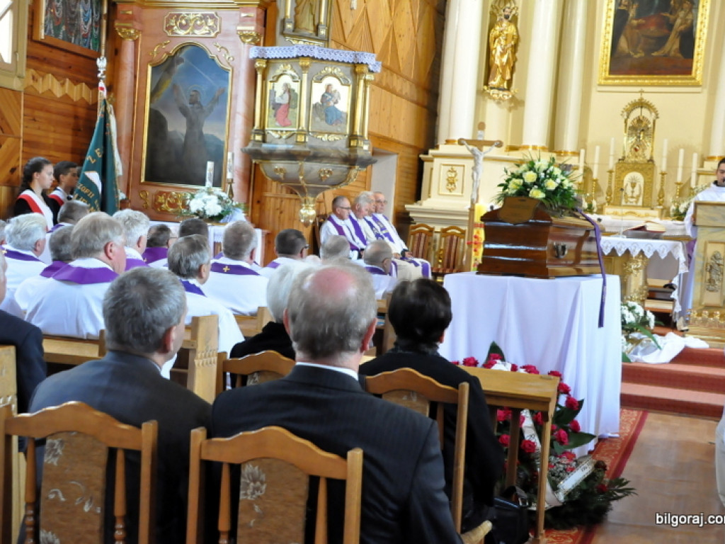Pogrzeb ks. kanonika Zdzisława Leśnowolskiego (FOTO)
