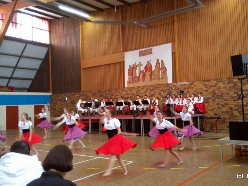 Zespoły MDK na Zjeździe Polonii w Osny pod Paryżem