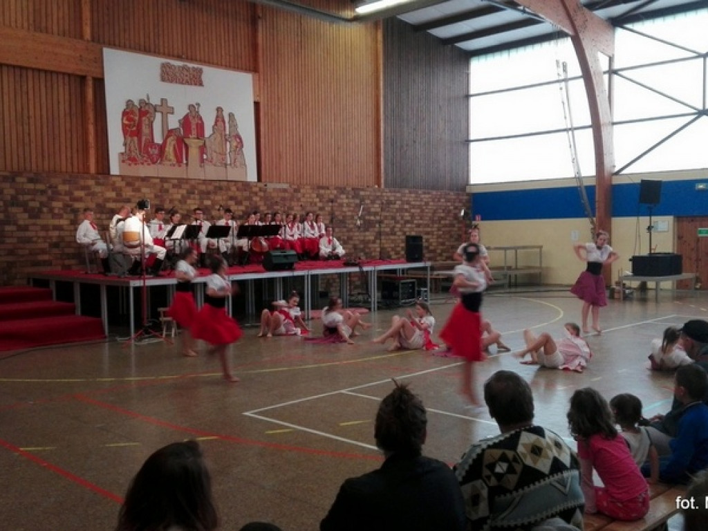 Zespoły MDK na Zjeździe Polonii w Osny pod Paryżem
