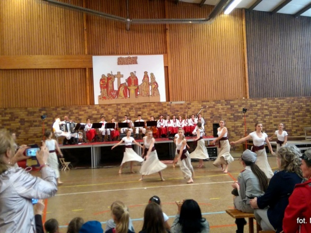 Zespoły MDK na Zjeździe Polonii w Osny pod Paryżem