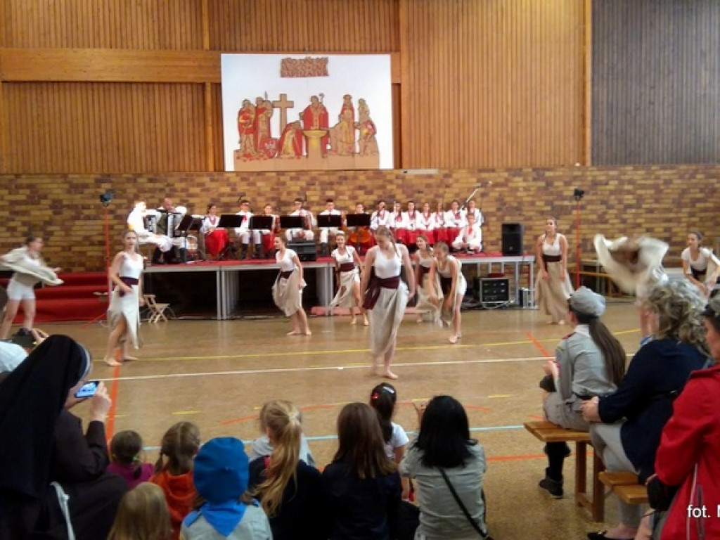 Zespoły MDK na Zjeździe Polonii w Osny pod Paryżem