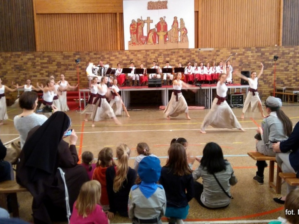 Zespoły MDK na Zjeździe Polonii w Osny pod Paryżem