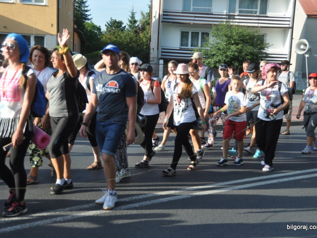 Pielgrzymi zawitali do Biłgoraja. Po raz 34. nasze Miasto jest przystankiem w drodze na Jasną Górę (FOTO)