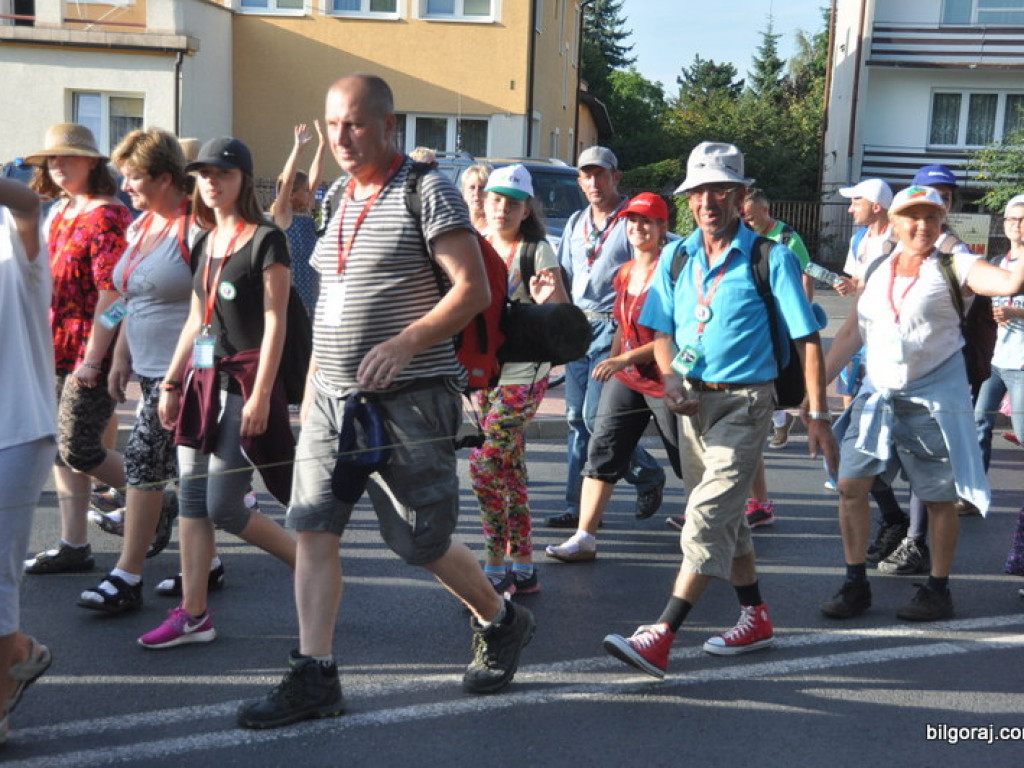 Pielgrzymi zawitali do Biłgoraja. Po raz 34. nasze Miasto jest przystankiem w drodze na Jasną Górę (FOTO)