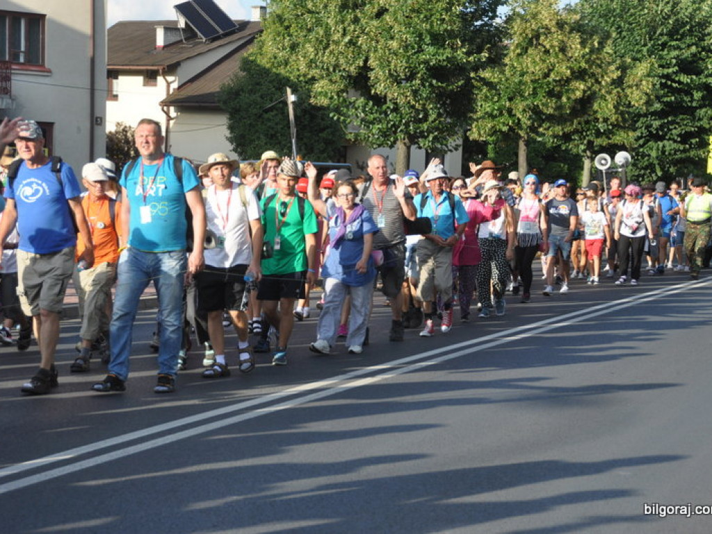 Pielgrzymi zawitali do Biłgoraja. Po raz 34. nasze Miasto jest przystankiem w drodze na Jasną Górę (FOTO)